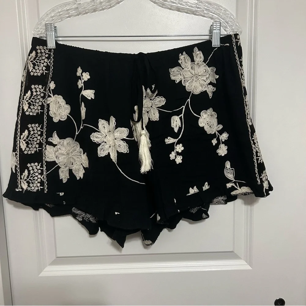 A Beautiful Soul Black Embroidered Floral Shorts Size L Boho Festival Tassel - Picture 2 of 10